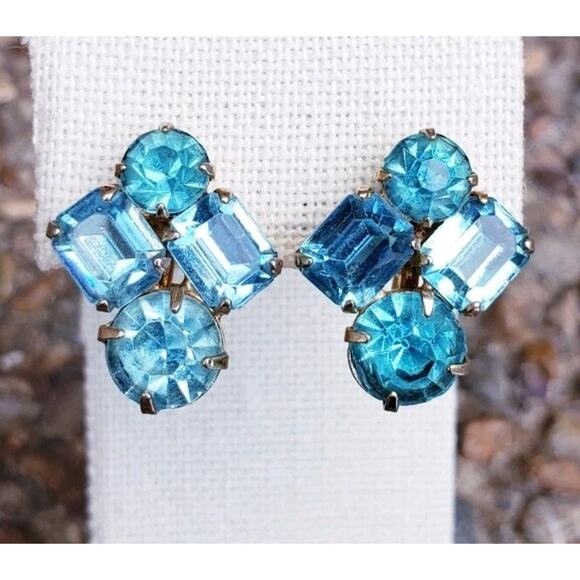 Vintage Baby Blue Rhinestone Coro Gold Tone Screw Back Earrings - Picture 4 of 9